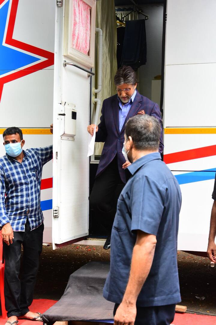 बिग बी जब अपनी वैनिटी बैन से बाहर निकल रहे थे तभी उन्हें क्लिक किया गया.