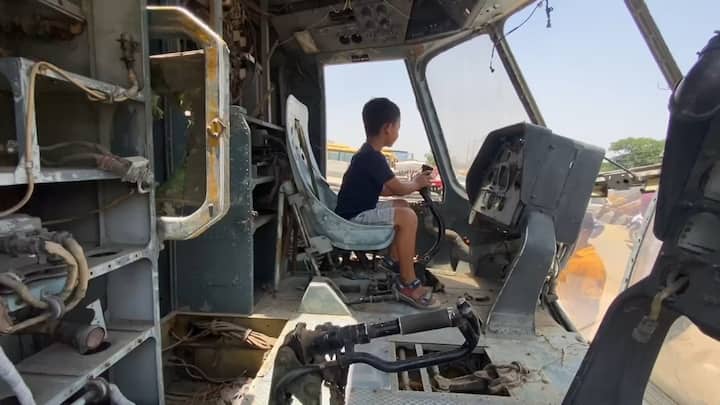 ਡਿੰਪਲ ਨੇ ਦੱਸਿਆ ਕਿ ਵੇਚੇ ਗਏ ਤਿੰਨ ਹੈਲੀਕਾਪਟਰਾਂ ਚੋਂ ਇੱਕ ਨੂੰ ਲੁਧਿਆਣਾ ਰੋਡ ‘ਤੇ ਸਥਿਤ ਰਿਜੋਰਟ ਦੇ ਲੋਕਾਂ ਨੇ ਖਰੀਦਿਆ ਹੈ। ਜਦੋਂਕਿ ਇੱਕ ਨੂੰ ਇੱਕ ਚੰਡੀਗੜ੍ਹ ਦੇ ਵਸਨੀਕ ਨੇ ਮਾਡਲ ਦੇ ਰੂਪ ਵਿੱਚ ਸਜਾਉਣ ਲਈ ਖਰੀਦਿਆ। ਇੱਕ ਹੈਲੀਕਾਪਟਰ ਮੁੰਬਈ ਵਿੱਚ ਇੱਕ ਫਿਲਮ ਨਿਰਮਾਤਾ ਨੇ ਖਰੀਦਿਆ ਹੈ।