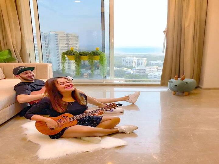 नेहा कक्कड़ और रोहनप्रीत के लिविंग रूम में एक साइड पर ग्लास वॉल है. नेहा और रोहनप्रीत ने अपने इस घर को बड़े ही नाजों से सजाया है. रंगों से लेकर डेकोरेशन और फर्नीचर तक बहुत ही खूबसूरत है.