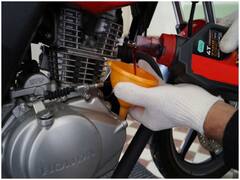 Tips: अगर आपकी गाड़ी का इंजन ऑयल भी पड़ रहा है काला तो आज ही करें ये काम, सीज हो सकता इंजन