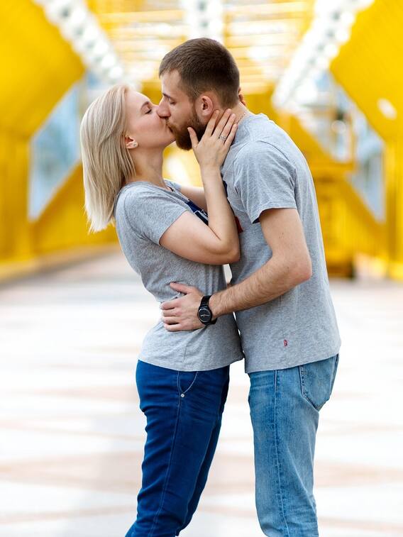 Kiss करते समय आंखे क्यों हो जाती हैं बंद?