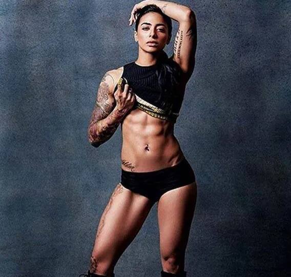 वीजे बानी सीझन 10 मध्ये आली होती. तिला यासाठी दीड कोटी रुपये मानधन देण्यात आले होते.