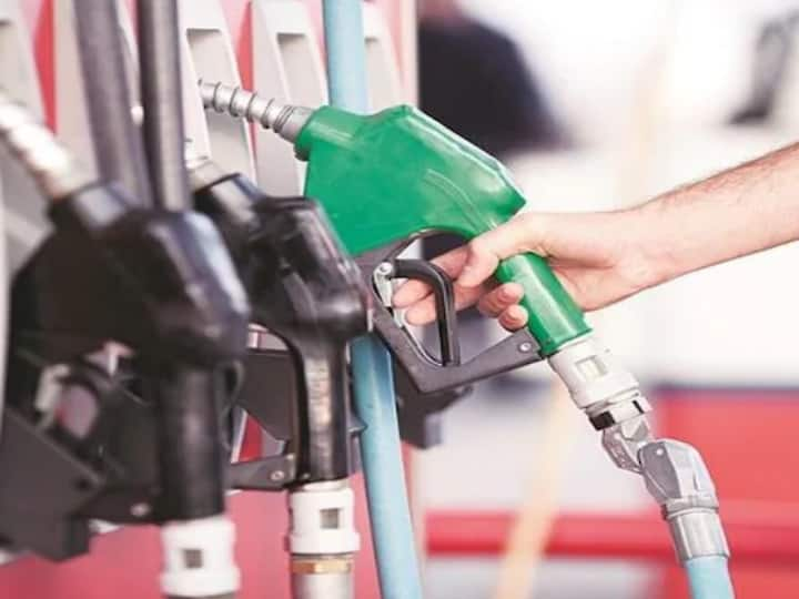 Kolkata petrol price has gone up by thirty four paise per litre nearing hundred Petrol and diesel prices Today : আজ কলকাতায় পেট্রোল লিটারে ৯৭.৯৭ টাকা, দাম বাড়ল ডিজেলেরও