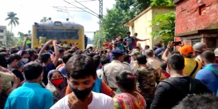 Bengal Sonarpur Station Passengers blocked special train demand to resume Local train service Sonarpur Station: স্পেশ্যাল ট্রেনে উঠতে দেওয়ার  দাবি, সোনারপুরে স্টেশনে অবরোধ যাত্রীদের