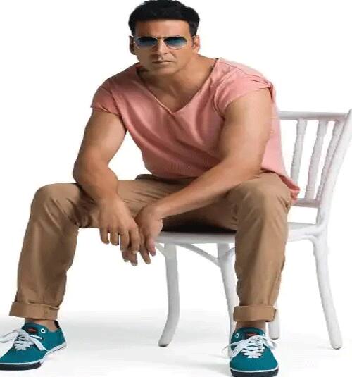 अक्षय कुमार(Akshay Kumar) इंडस्ट्री के उन एक्टर्स में शामिल हैं जो एक रुटीन लाइफ जीते हैं और सख्ती से उस रूल को फॉलो भी करते हैं. वो जल्दी उठते हैं, जल्दी सोते हैं और बॉलीवुड की पार्टीज़ से खुद को दूर ही रखते हैं. वो न तो किसी स्टार पार्टी का हिस्सा बनते हैं और फिल्मी इवेंट में भी कम ही नजर आते हैं. (फोटो - सोशल मीडिया)