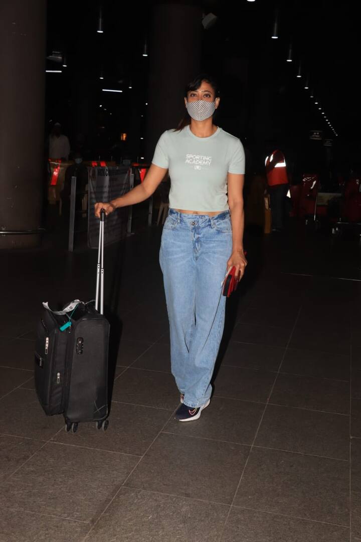 Shweta Tiwari clicked as she arrives at the airport.[pic credit: Manav Manglani]