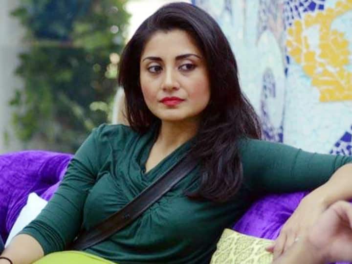 कई बड़ी फिल्मों में नज़र आ चुकी अभिनेत्री रिमी सेन ने बताया था कि उन्हें इस शो के लिए 2.25 करोड़ मिले थे. एक्ट्रेस इस घर में 49 दिन थी. बाहर आकर उन्होंने कहा था कि ये शो उन्होंने सिर्फ पैसों के लिए किया है.