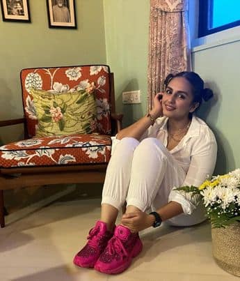ये उनके घर का एक और आरामदायक कोना है,जहां वो वुडन की एक बड़ी चेयर के सामने बैठी हैं. घर के इस कोने की दीवारों को पेस्टल ग्रीन कलर से डेकोरेट किया गया है.