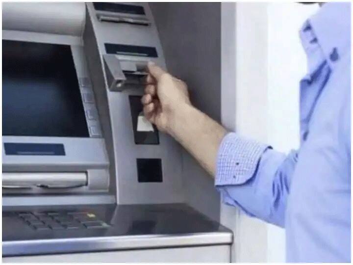 Withdrawal money from ATMs will become more expensive from August 1, a change in RBI rules ATM Transaction L: एटीएममधून पैसे काढणे 1 ऑगस्टपासून महागणार, RBI नियमांत बदल