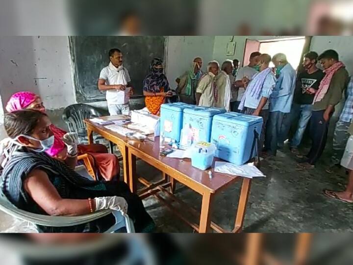 People created a ruckus at belsar BRC vaccination center hajipur for not getting the vaccine ann बिहारः सेंटर पर टीका लगवाने पहुंच रहे लोग पर नहीं मिल रही वैक्सीन, हाजीपुर में जमकर बवाल