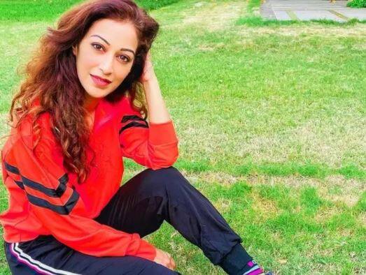 तारक मेहता...शो में नई अंजलि भाभी यानी सुनैना फौजदार का भी तस्वीर में बिलकुल अलग अंदाज़ सामने आया.शो में वह ट्रेडिशनल लुक में दिखाई देती हैं जबकि रियल लाइफ में उन्होंने वर्कआउट गियर में अपनी तस्वीरें शेयर की हैं.