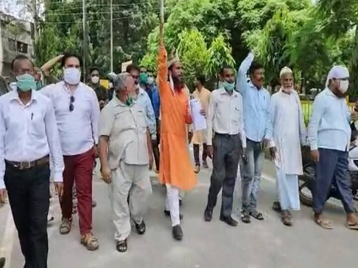 गोरखपुर: जलजमाव की समस्या से परेशान लोगों ने किया प्रदर्शन, नगर आयुक्त को सौंपा ज्ञापन
