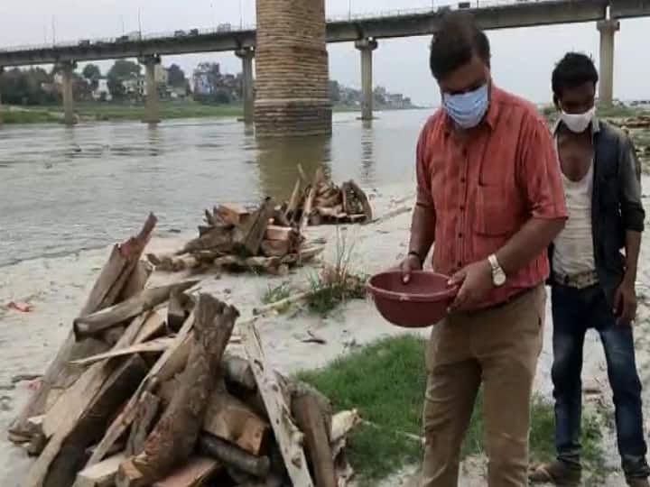 ABP News Impact: Bodies Being Taken Out Of Graves Near Bank Of Ganges In Prayagraj For Cremation ABP News Impact: Bodies Being Taken Out Of Graves Near Bank Of Ganges In Prayagraj For Cremation