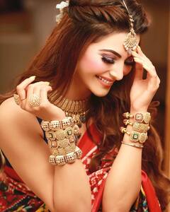 Urvashi Rautela Pics: मनोज कुमार की पोती की शादी में उर्वशी रौतेला ने पहनी 58 लाख की गुजराती पटोला साड़ी, देखें तस्वीरें