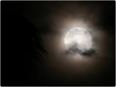 ओडिशा के पुरी में दिखा साल का आखिरी सुपरमून, आप भी देखें 'स्ट्रॉबेरी मून' की शानदार तस्वीरें