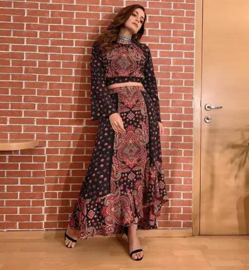 ઘરની દિવાલો પર ઇંટોની ડિઝાઇન બનાવવામાં આવી છે, જ્યાં દિયા હંમેશા ફોટો સેશન કરતી દેખાય છે.