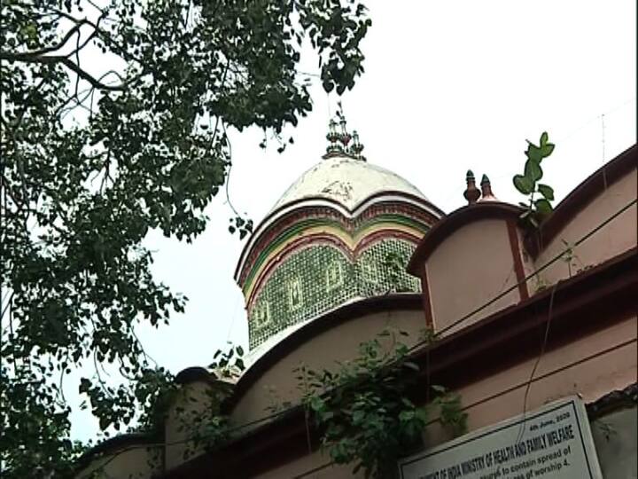 একমাসের বেশি সময় বন্ধ থাকার পর মঙ্গলবার থেকে পুনরায় খুলেছে কালীঘাট মন্দির। তবে মন্দির খুললেও বিধিনিষেধ কাটছে না এখনই। মন্দির কর্তৃপক্ষ জানিয়েছে,  সকাল ৬টা থেকে দুপুর ১২টা পর্যন্ত খোলা থাকবে মন্দির। তবে গর্ভগৃহে প্রবেশ করতে পারবেন না দর্শনার্থীরা। স্বাভাবিক নিয়মে মন্দিরে দুপুরের ভোগ ও সন্ধ্যারতির আয়োজন হলেও, ভক্তরা সেখানে থাকতে পারবেন না।