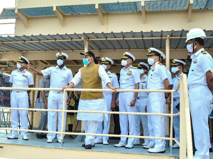 Karwar Defence Minister Rajnath Singh reviews development work at Naval Base ANN कारवार: आने वाले समय में भारतीय नौसेना दुनिया की तीसरी सबसे बड़ी नौसेना बनेगी- राजनाथ सिंह