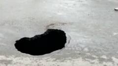 સામાન્ય વરસાદે ખોલી નવસારી પ્રશાસનની પોલ, પોલીસચોકી પાસે પડ્યો ભુવો