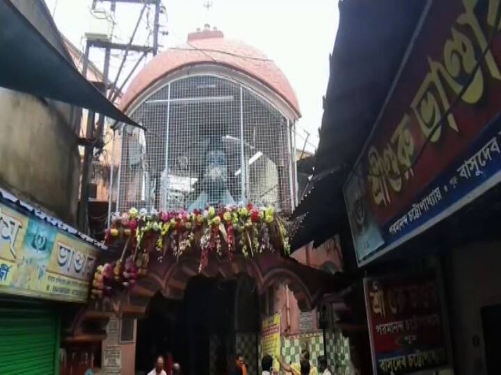 তার আগে, চলতি মাসের গোড়ায় খুলেছে হুগলির তারকেশ্বর মন্দিরও। পরে, গত সোমবার থেকে বাড়ানো হয় ভক্ত প্রবেশের সময়সীমাও।  ৩ জুন মন্দির খোলার পর ভক্তদের প্রবেশের অনুমতি ছিল, সকাল ৭টা থেকে বেলা ১২টা পর্যন্ত। মন্দির সূত্রে খবর, এখন থেকে ভক্তদের জন্য মন্দিরের দরজা খোলা থাকবে সকাল ৬টা থেকে দুপুর ১টা এবং সন্ধে ৬টা থেকে রাত ৮টা পর্যন্ত। তবে সময়সীমা বাড়লেও, গর্ভগৃহে ভক্ত প্রবেশে নিষেধাজ্ঞা জারি থাকছে এখনও।