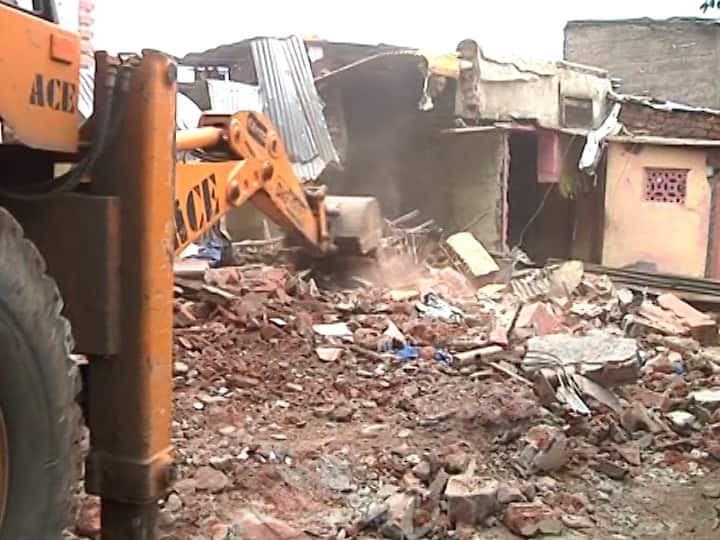 आंबिल ओढा परिसरातील हा प्लॉट पुणे महापालिकेच्या मालकीचा असून इथल्या रहिवाशांना केदार बिल्डर्सकडून अतिक्रमणाची नोटिस पाठवल्याची तक्रार नागरिकांनी केली आहे. ही महापालिकेची जागा असली तरी महापालिकेकडून कोणतीही नोटिस आली नसल्याचं नागरिकांनी सांगितलं.