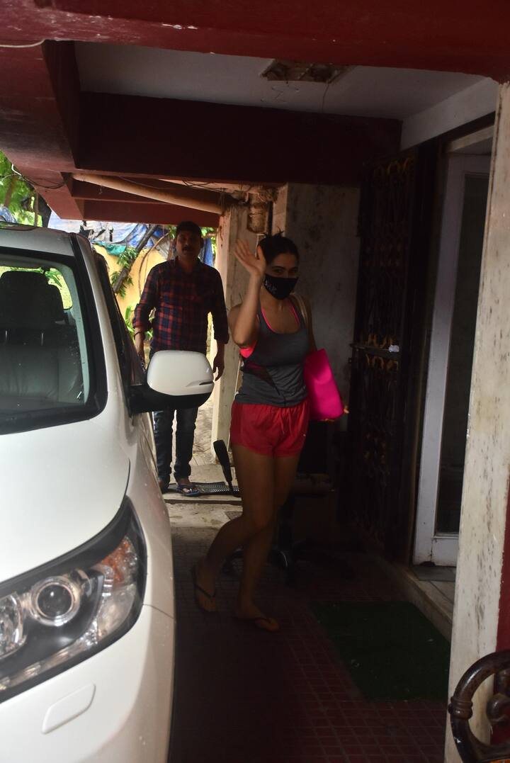 सारा अली खान भी एक जिम के बाहर नज़र आईं. वह ग्रे टॉप और रेड शॉर्ट्स पहनी हुई थीं और पिंक बैग कैरी किया हुआ था.