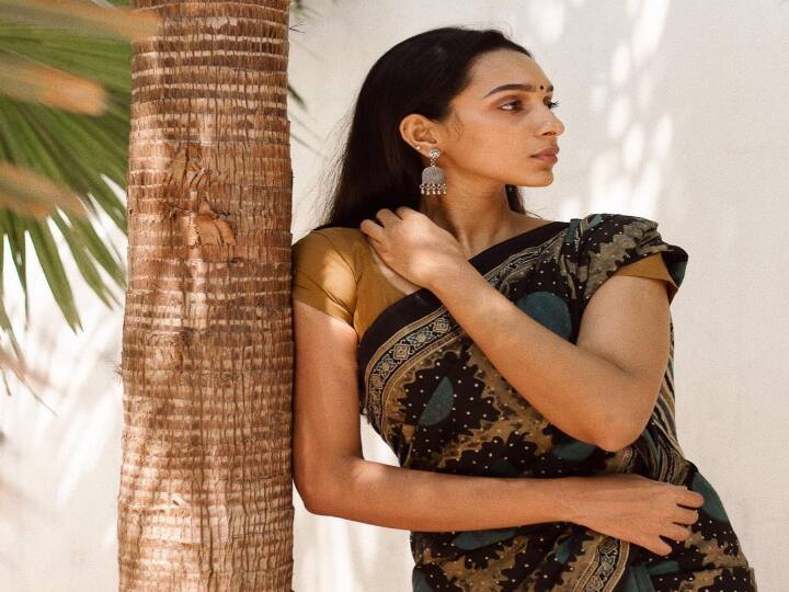 ஜகமே தந்திரம் படத்தில் தனுஷ் உடன் துணை வேடத்தில் நடித்தார்