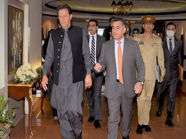 जम्मू कश्मीर पर पीएम मोदी की बैठक से पहले पाकिस्तान में बेचैनी, ISI के हेडक्वार्टर पहुंचे इमरान खान