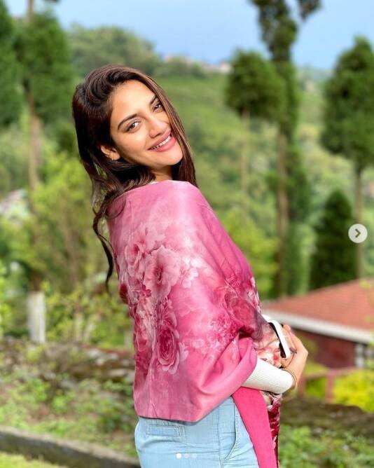 সোশ্যাল মিডিয়ায় এখন বেশ অ্যাকটিভ নুসরত জাহান। হামেশাই নিজের ছবি ও স্টেটাস শেয়ার করেন তিনি। তাঁর বিবাহ ও অন্তঃসত্তা হয়ে পড়া নিয়ে জল্পনার শেষ নেই। কিন্তু তাতে তোয়াক্কা নেই নুসরতের। নিজের জীবনে নিয়েই মগ্ন তিনি।