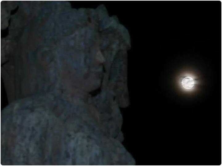 दरअसल ज्येष्ठ पूर्णिमा के दिन आसमान में चांद का यह अद्भूत नजारा ओडिशा के पुरी में दिखाई दिया.