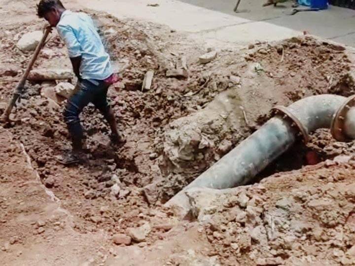 Accidents happening due to potholes on the roads in Pilibhit ANN पीलीभीत: अभिशाप बनी अमृत पेयजल योजना, सड़कों पर खुदे गड्ढों से रोजाना हो रहे हादसे