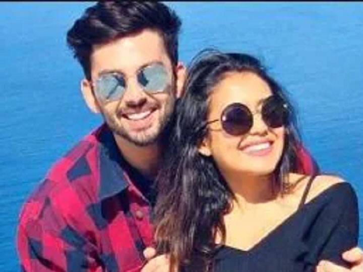 नेहा कक्कड़ को कई बार हिमांश को याद कर लोगों के सामने रोते हुए देखा गया था. मीडिया रिपोर्ट्स के मुताबिक एक बार नेहा एक लाइव परफॉर्मेंस के दौरान आंसू बहाती नजर आई थीं.