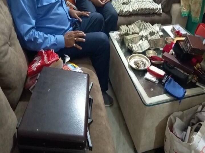 Bihar: Surveillance raid at Muzaffarpur DTO's house, cash worth lakhs of rupees including valuables recovered ann बिहार: मुजफ्फरपुर DTO के घर निगरानी का छापा, कीमती आभूषण समेत लाखों रुपये कैश बरामद