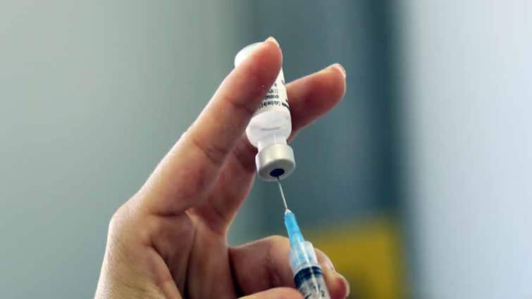 Health Ministry clarify, covid-19 vaccine don’t cause infertility  कोरोना के टीके से बांझपन का खतरा है या नहीं, जानिए स्वास्थ्य मंत्रालय ने क्या कहा