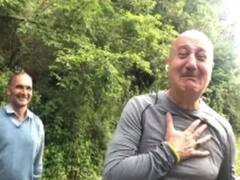 मॉर्निंग वॉक पर निकले Anupam Kher को शख्स ने किया पहचानने से इनकार, एक्टर बोले-'चुल्लू भर पानी में डूब सकता हूं'