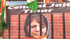 J&K All Party Meet: बैठक से पहले Mehbooba Mufti के खिलाफ लगे नारे, जेल भेजने की मांग