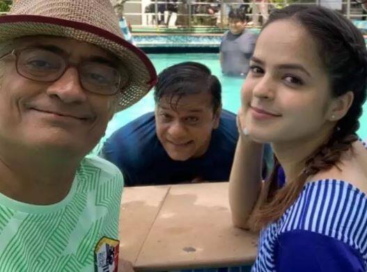 अमित भट्ट(बापूजी), पलक सिंधवानी(सोनू) और तन्मय वेकेरिया(बाघा)की पूल में एन्जॉय करते हुए तस्वीर तेजी से सोशल मीडिया पर वायरल हो रही है. कुश शाह(गोली)भी पूल में जमकर मस्ती करते देखे जा सकते हैं.