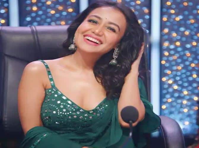 નેહા કક્કડ ઈન્સ્ટાગ્રામ પર સૌથી વધુ ફોલોઅર્સ થતી સિંગર્સમાંથી એક છે. રોહનપ્રીત સિંહ સાથે લગ્ન બાદ આ કપલ પોતાની તસવીરો અને વીડિયો શેર કરતું રહે છે. પોતાના ભાઈ બહેન ટોની અને સોનૂની જેમ નેહા કક્કડ ભારતીય સંગીત ઉદ્યોગની સૌથી મોટી હસ્તી બની ગઈ છે. નેહા જેટલુ સારૂ ગાય છે એટલી જ સુંદર જ પણ દેખાઈ છે.