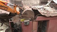 ऐन पावसाळ्यातच कारवाईचा घाट का? कारवाई करण्यामागचं कारण काय? ओढ्याच्या रुंदीकरणाने प्रश्न मिटणार?