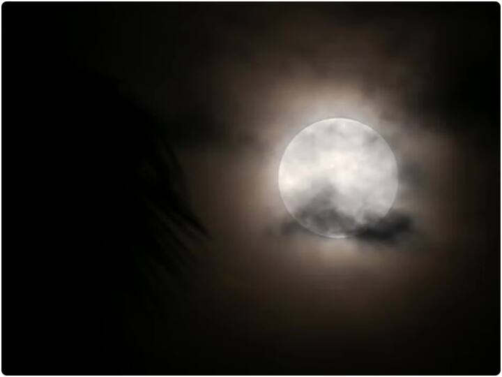 ओडिशा के पुरी में गुरुवार की शाम को चांद का बेहद खूबसूरत नजारा दिखा. लोगों ने इस शानदार नजारे की तस्वीरों को सोशल मीडिया पर भी खूब शेयर किया. यहां के लोगों के लिए आसमान में इस साल के सुपरमून स्ट्रॉबेरी की यह आखिरी झलक थी.