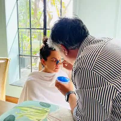 बायोपिक करण्यासाठी कंगनाकडे आता अनेक निर्माते रांगा लावू लागले आहेत. काही महिन्यांपूर्वी विद्या बालनकडे बायोपिक क्वीन म्हणून पाहिलं जात होतं. आता त्या शर्यतीत कंगनाचा समावेश झाला आहे.