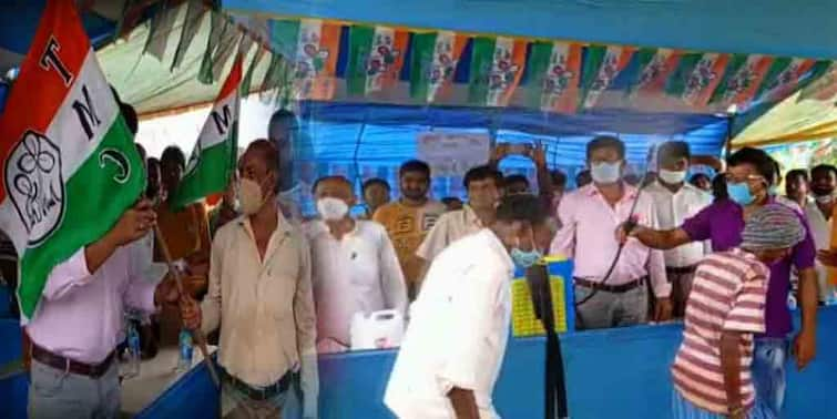 Ilambazar BJP workers join TMC after sanitization in Birbhum এবার বীরভূমে স্যানিটাইজ করে বিজেপি কর্মীদের যোগদান তৃণমূলে!