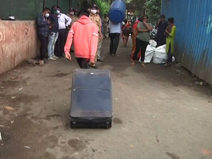 पाच ते सहा जेसीबींच्या सहाय्याने ही कारवाई करण्यता येत असून या भागातील घरांतून नागरिकांना पोलिसांनी बाहेर काढलं आहे.