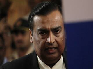 Reliance Industries Stocks Slip : உச்சநீதிமன்ற தீர்ப்பு எதிரொலி: சரிந்தது ரிலையன்ஸ் பங்குகள்.. அமேசானுக்கு சாதகம்!
