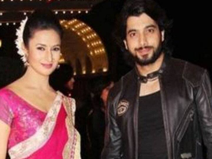 दिव्यांका त्रिपाठी की मुलाकात शरद से सीरियल बन्नों मैं तेरी दुल्हन के दौरान हुई थी. इसी दौरान दोनों एक दूसरे को डेट करने लगे. आठ साल तक डेटिंग करने के बाद 2015 में दोनों अलग हो गए. मीडिया रिपोर्ट्स के मुताबिक, दिव्यांका को राजीव खंडेलवाल के साथ एक टॉक शो में दिखाया गया था. वो अपने एक्स बॉयफ्रेंड शरद मल्होत्रा को याद कर इमोशनल हो गईं. उन्होंने कहा था, 'मैंने अपने रिश्ते को बचाने के लिए हर संभव कोशिश की. मैं अजीब लोगों से मिली. मैं सोचने लगी कि क्या किसी ने उन पर कुछ किया है.' फिलहाल दिव्यांका विवेक दहिया के साथ अपनी मैरिड लाइफ एन्जॉय कर रही हैं.