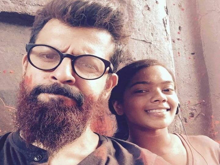 பாடுபட்டு விடியும் பொழுது வெளியில் சொல்ல பொய்கள் வேணுமடி