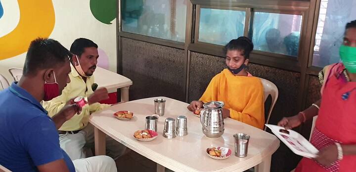 Dahod plastic cafe give tea and breakfast without money ગુજરાતના આ કાફેમાં તમારી પાસે રૂપિયા નહીં હોય તો પણ કરી શકશો ચા-નાસ્તો