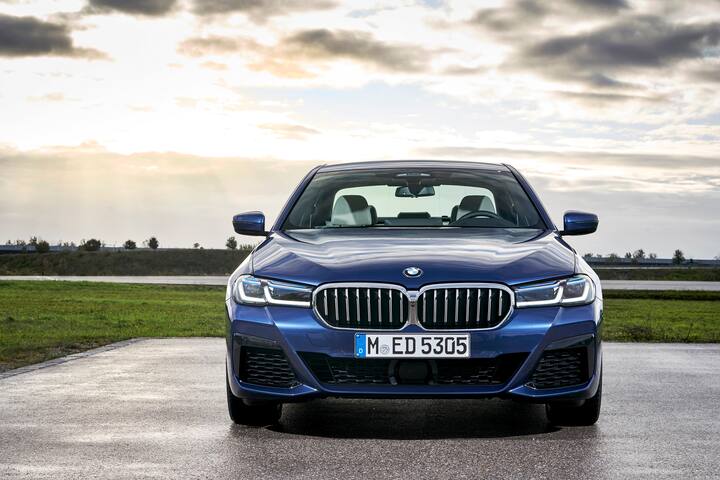 इंजिनबाबत बोलायचं तर BMW 530d M Sport and BMW 520d Luxury Line मध्ये डिझेल इंजिन आहे. तर BMW 530i M Sport मध्ये पेट्रोल इंजिन आहे. यामध्ये चार सिलेंडर इंजिन आहेत जे 252 एचपी आणि 350 एनएम पावर जनरेट करतात. अवघ्या 6.2 सेकंदात ही कार 0-100 किमी स्पीड घेते.