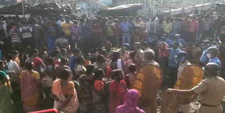 sonarpur station rail blocked again demanding restart of local train service Rail Blockade: লোকাল ট্রেন চালানোর দাবিতে সোনারপুরের পর এবার রেল অবরোধ মল্লিকপুর ও ঘুটিয়ারি শরিফেও