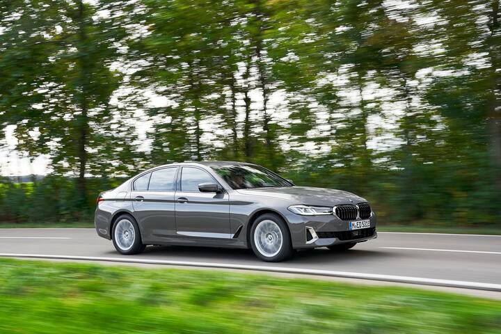 या कारच्या किमतीबाबत बोलायचं तर BMW 530i M Sport ची एक्स शोरुम किंमत 62,90,000 रुपये, BMW 520d Luxury ची किंमत 63,90,000 रुपये, तर BMW 530d M Sport ची एक्स शोरुम किंमत 71,90,000 रुपये आहे.